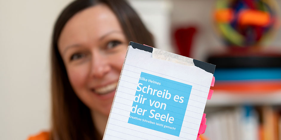 Sina Allkemper mit dem Buch: Schreib es dir von der Selle.